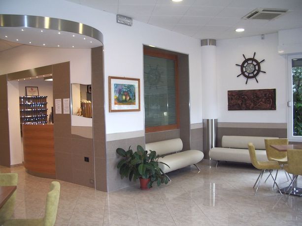 Imagen de los interiores del Hotel Angelus, Rimini. Foto 19