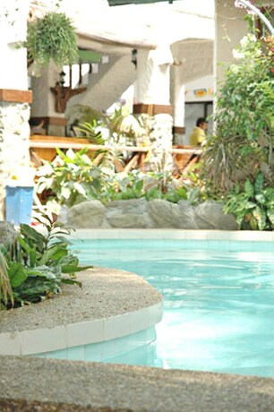 Imagen de la piscina del Hotel Angelyn's Dive Resort. Foto 31