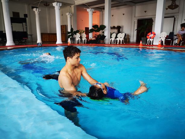 Imagen de la piscina del Hotel Angkham, Vientiane. Foto 20