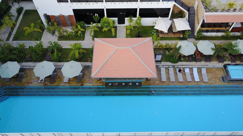 Imagen de la piscina del Hotel Angkor Elysium Suite. Foto 15