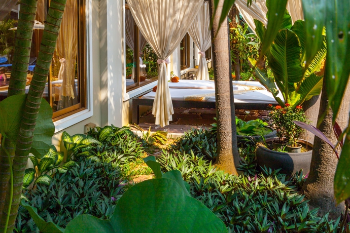 Imagen de los exteriores del Hotel Angkor Holiday. Foto 11