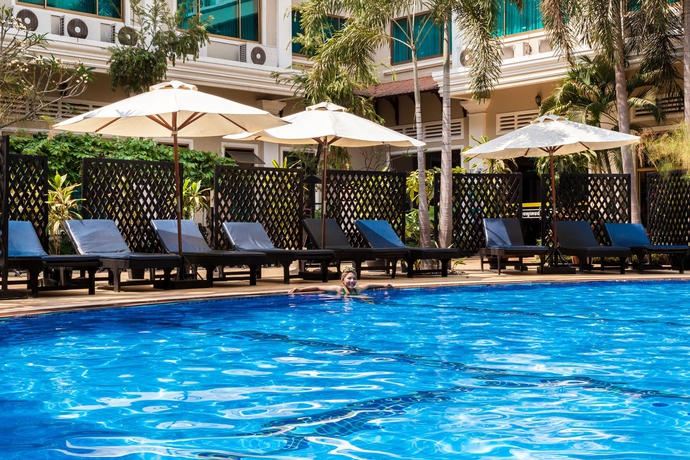 Imagen de la piscina del Hotel Angkor Holiday. Foto 16
