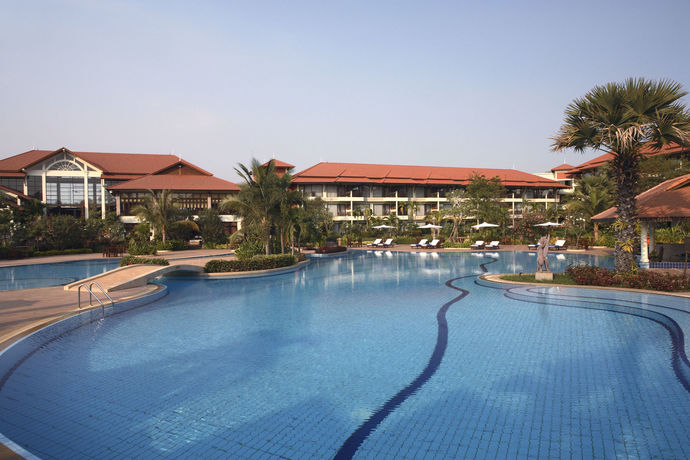 Imagen de la piscina del Hotel Angkor Palace Resort and Spa. Foto 15