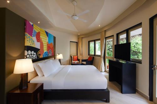 Imagen de la habitación del Hotel Angsana Velavaru. Foto 17