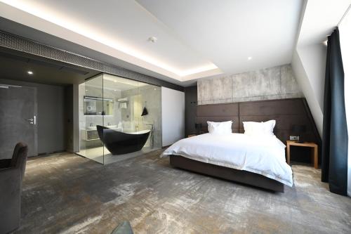 Imagen de la habitación del Hotel Aniroc Signature. Foto 16