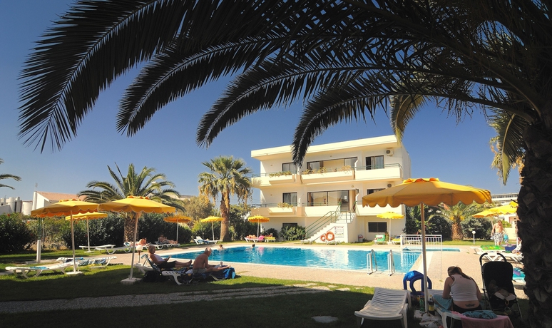 Imagen de la piscina del Hotel Anita Apart-hotel. Foto 19