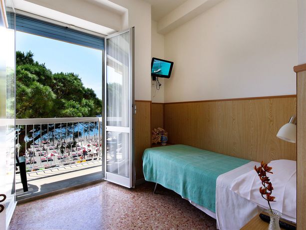 Imagen de los exteriores del Hotel Anita, San Bartolomeo al Mare. Foto 12