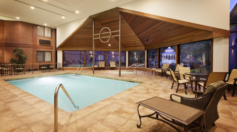Imagen de la piscina del Hotel Ann Arbor Regent and Suites. Foto 19