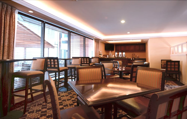 Imagen del bar/restaurante del Hotel Ann Arbor Regent and Suites. Foto 4