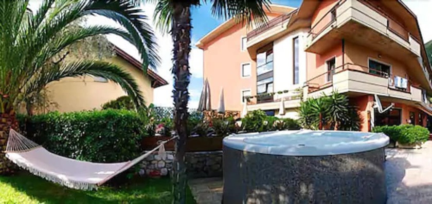 Imagen de la piscina del Hotel Anna, Navene. Foto 15