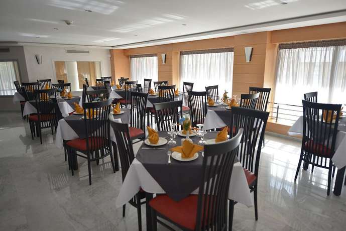 Imagen del bar/restaurante del Hotel Annakhil, Rabat. Foto 4