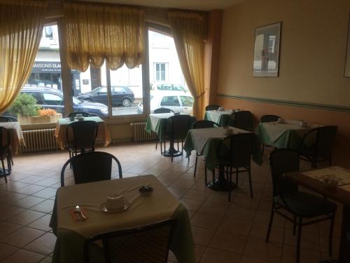 Imagen de la habitación del Hotel Anne De Beaujeu. Foto 9