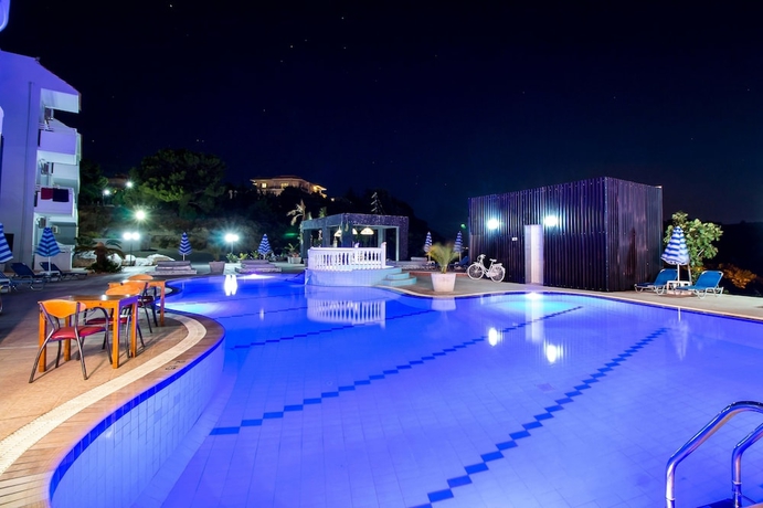 Imagen de la piscina del Hotel Ano Kampos and Studios. Foto 18