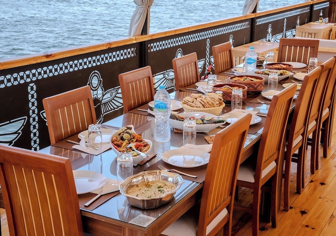 Imagen del bar/restaurante del Hotel Anoush Dahabiya Nile cruise 7 nights From Luxor to Luxor each Monday. Foto 2