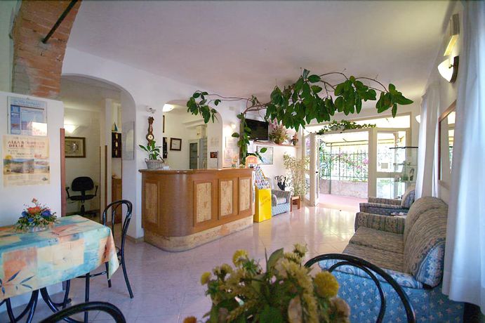 Imagen de los interiores del Hotel Anselmi. Foto 20