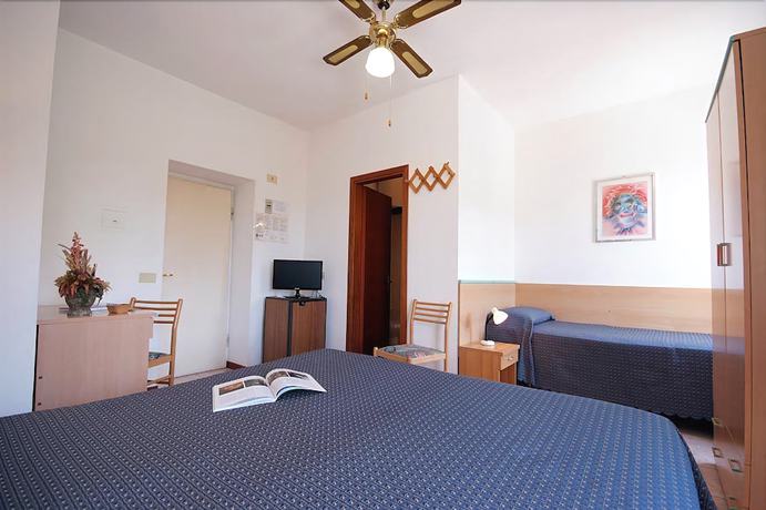 Imagen de la habitación del Hotel Anselmi. Foto 13