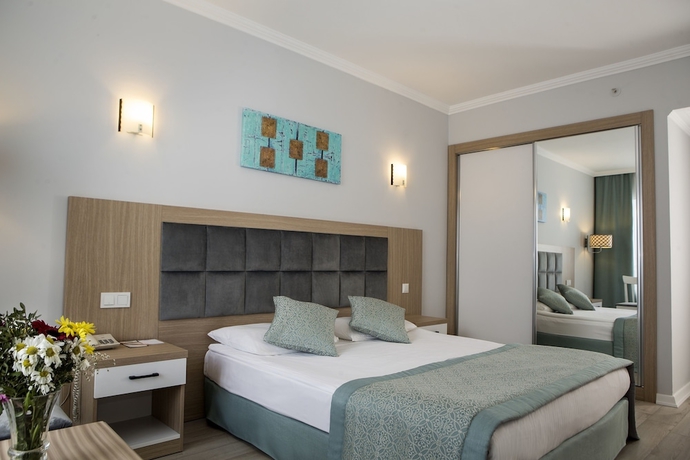Imagen de la habitación del Hotel Antalya Adonis. Foto 2