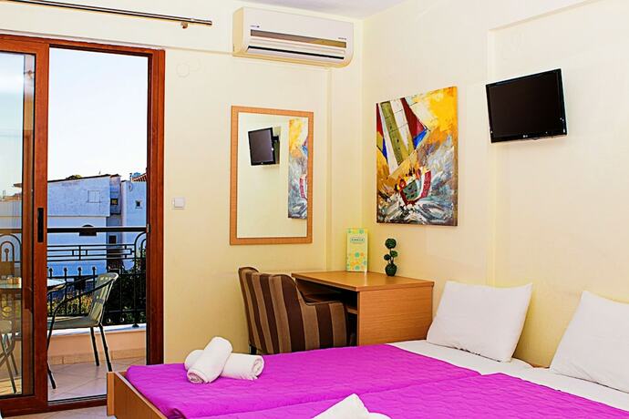 Imagen de la habitación del Hotel Anthena Studios. Foto 15