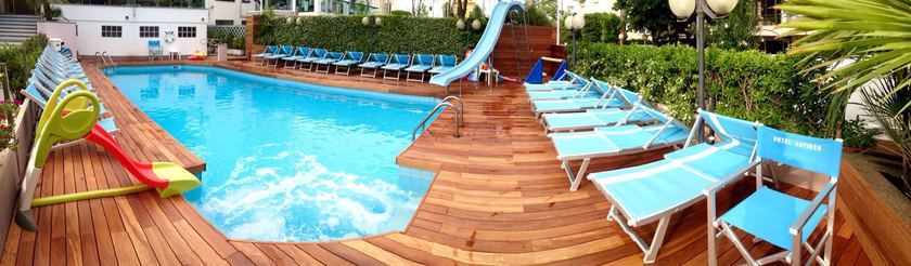 Imagen de la piscina del Hotel Antibes, Riccione. Foto 12
