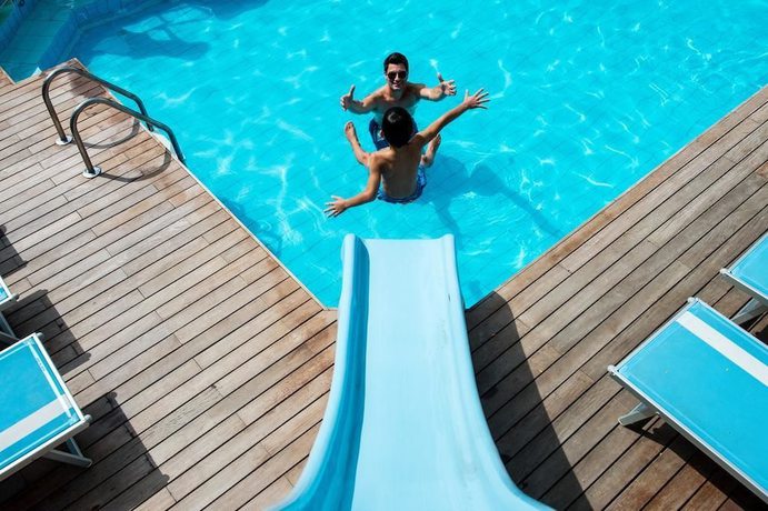 Imagen de la piscina del Hotel Antibes, Riccione. Foto 18