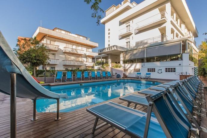 Imagen de la piscina del Hotel Antibes, Riccione. Foto 19