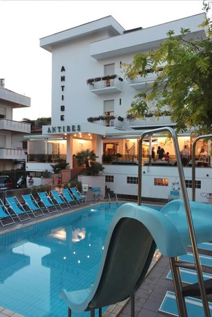 Imagen de la piscina del Hotel Antibes, Riccione. Foto 20