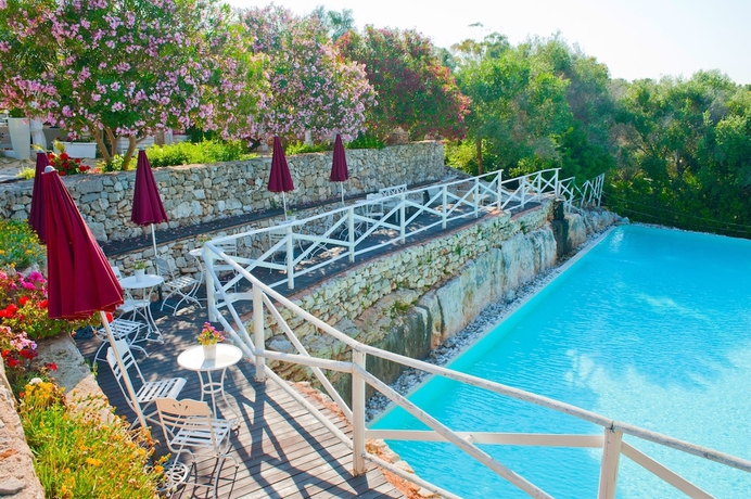 Imagen de la piscina del Hotel Antica Masseria Rottacapozza. Foto 10