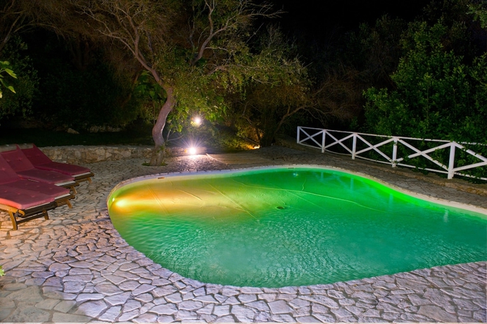 Imagen de la piscina del Hotel Antica Masseria Rottacapozza. Foto 11
