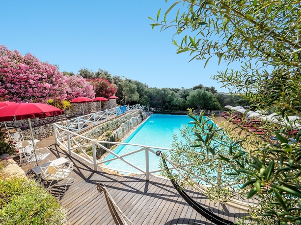 Imagen de la piscina del Hotel Antica Masseria Rottacapozza. Foto 13