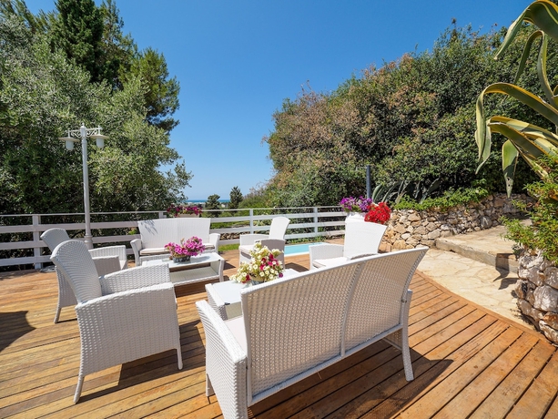 Imagen de la piscina del Hotel Antica Masseria Rottacapozza. Foto 15