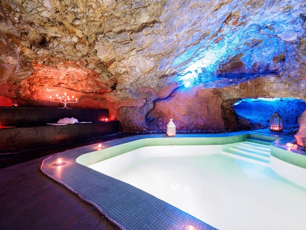 Imagen de la piscina del Hotel Antica Masseria Rottacapozza. Foto 16