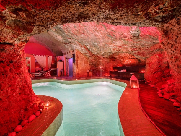 Imagen de la piscina del Hotel Antica Masseria Rottacapozza. Foto 17