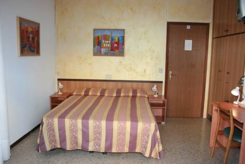 Imagen de la habitación del Hotel Antille. Foto 5