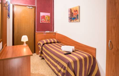 Imagen de la habitación del Hotel Antille. Foto 6