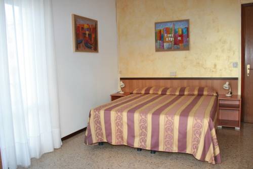 Imagen de la habitación del Hotel Antille. Foto 7