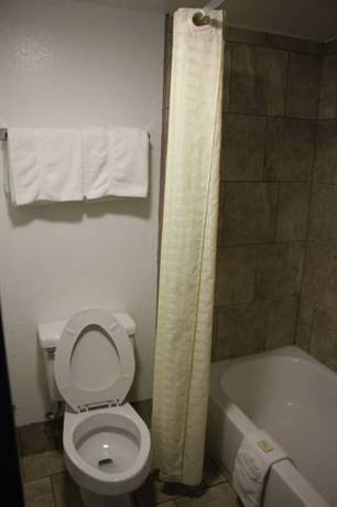 Imagen de la habitación del Hotel Antioch Quarters Inn and Suites. Foto 2