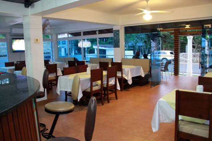 Imagen del bar/restaurante del Hotel Anton Reef. Foto 3