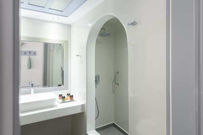 Imagen de la habitación del Hotel Antoperla Luxury and Spa. Foto 15