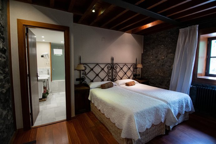 Imagen de la habitación del Hotel Antsotegi. Foto 5