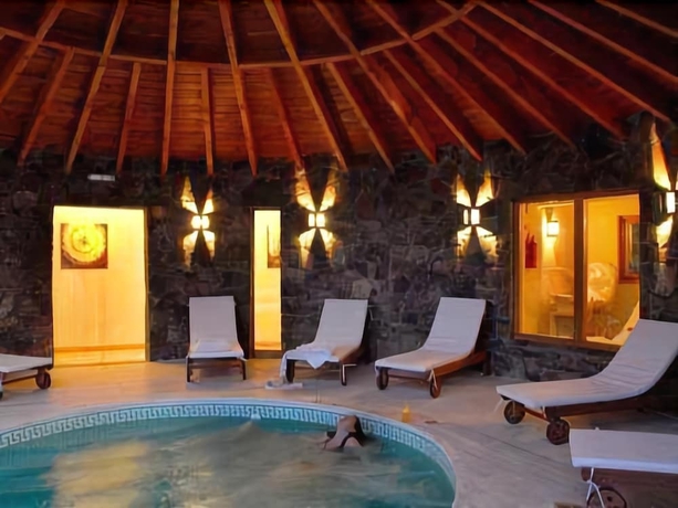 Imagen de la piscina del Hotel Antuquelen. Foto 18