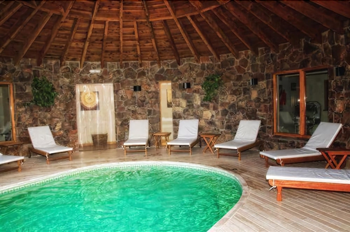Imagen de la piscina del Hotel Antuquelen. Foto 19