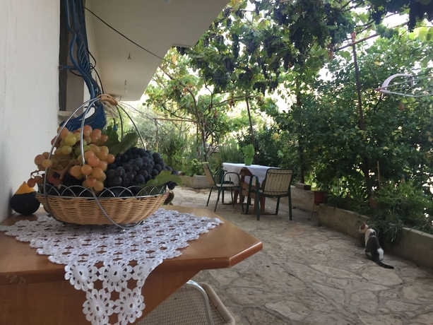 Imagen de los exteriores del Hotel Anxhelo Apartments. Foto 18