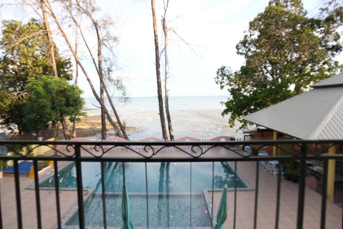 Imagen de la piscina del Hotel Anyavee Chom By The Sea. Foto 12