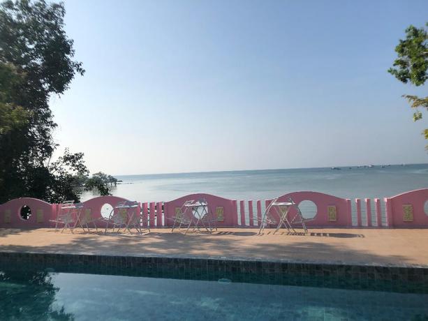 Imagen de la piscina del Hotel Anyavee Nam Mao Beach Resort. Foto 13