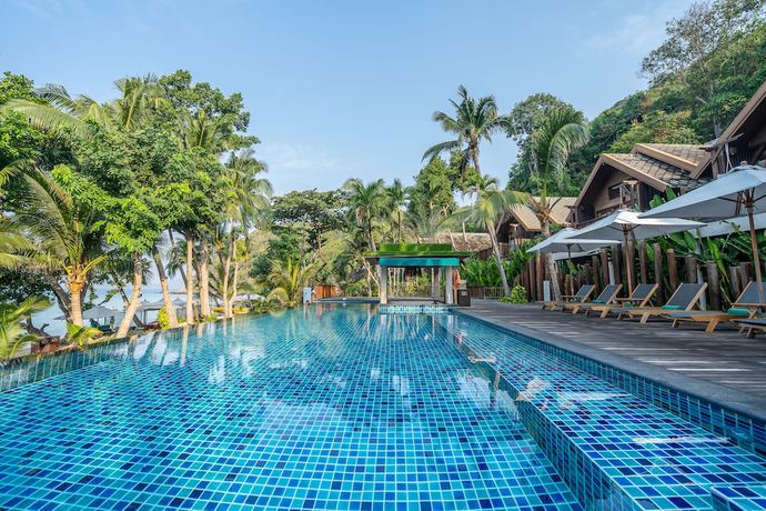 Imagen de la piscina del Hotel Ao Prao Resort. Foto 12