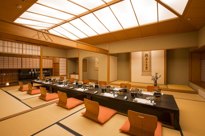 Imagen del bar/restaurante del Hotel Apa and Resort Kaga Katayamazu Onsen Kasuikyo. Foto 2