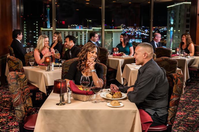 Imagen del bar/restaurante del Hotel Apache. Foto 2