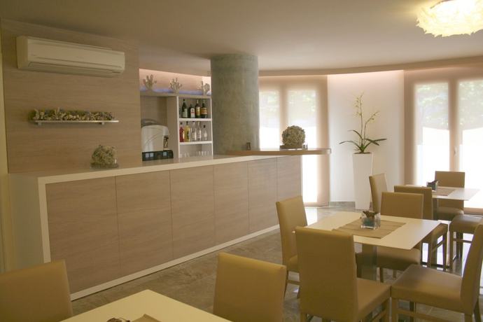 Imagen del bar/restaurante del Hotel Apart Atlantic, Grado. Foto 3
