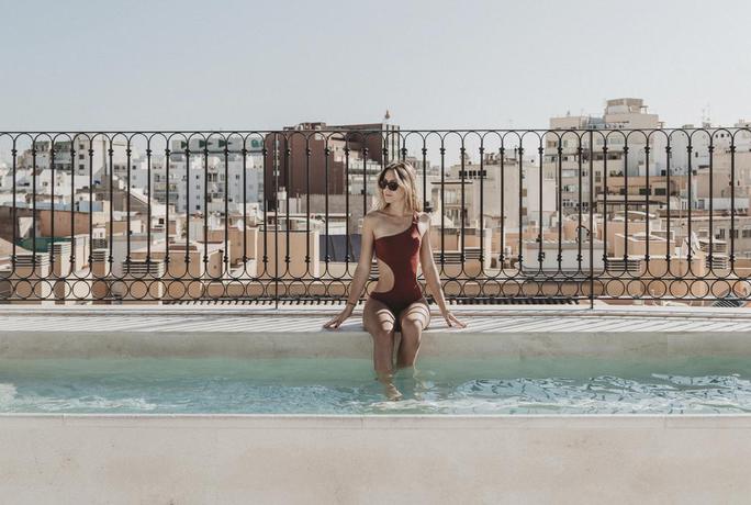 Imagen de la piscina del Hotel Apartahotel Fil Suites. Foto 17