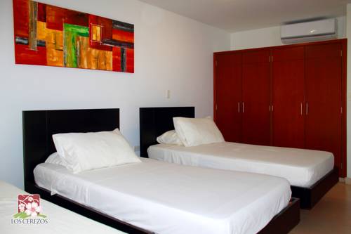 Imagen de la habitación del Hotel Apartahotel Los Cerezos. Foto 4